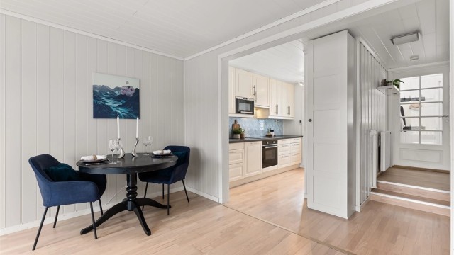 Den delvis åpne løsningen mot kjøkkenet skaper en sosial sone.