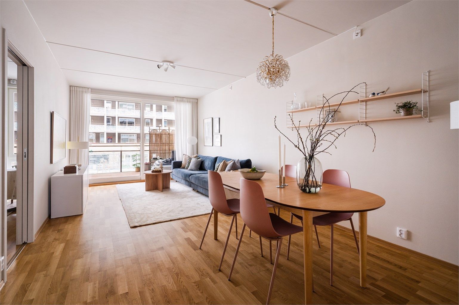 Den generøse takhøyden på ca. 2,6 meter gir sammen med store vindusflater en luftig atmosfære.