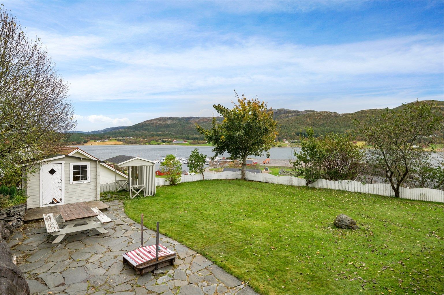 I bildet skimtes den lokale småbåthavna. 