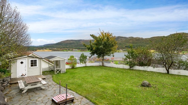 I bildet skimtes den lokale småbåthavna.