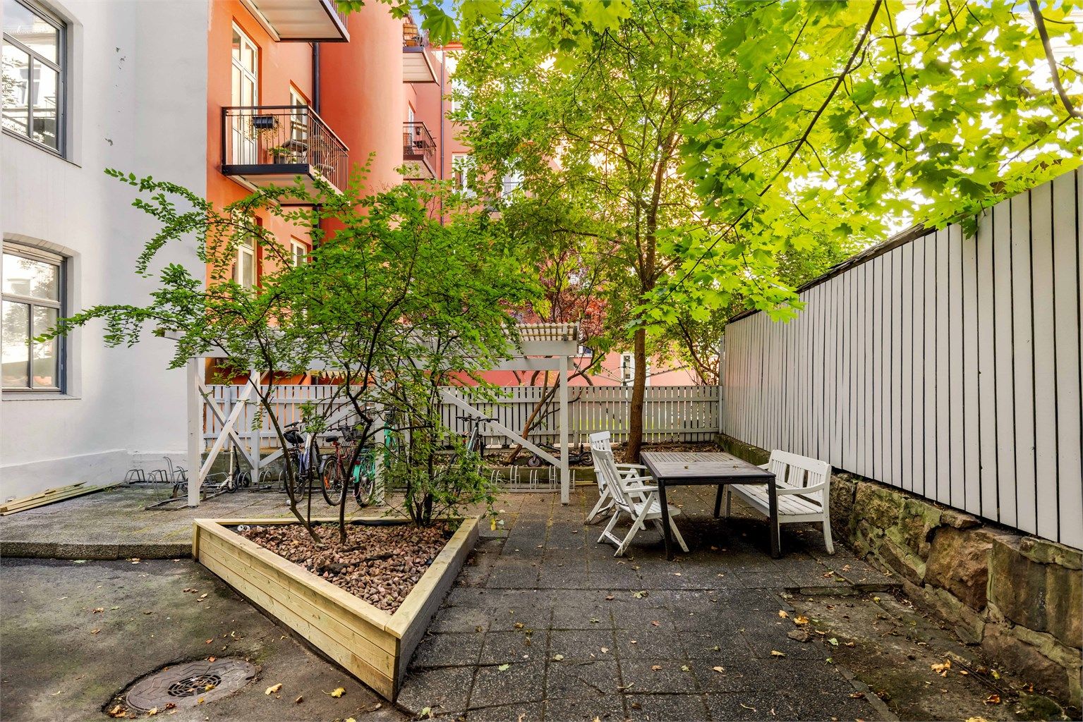 Fellesarealene er opparbeidet med asfalterte veier, steinheller, sittegrupper og forskjellige beplantninger. Sameiet har en bakgård med oppstilte plasser for sykler.