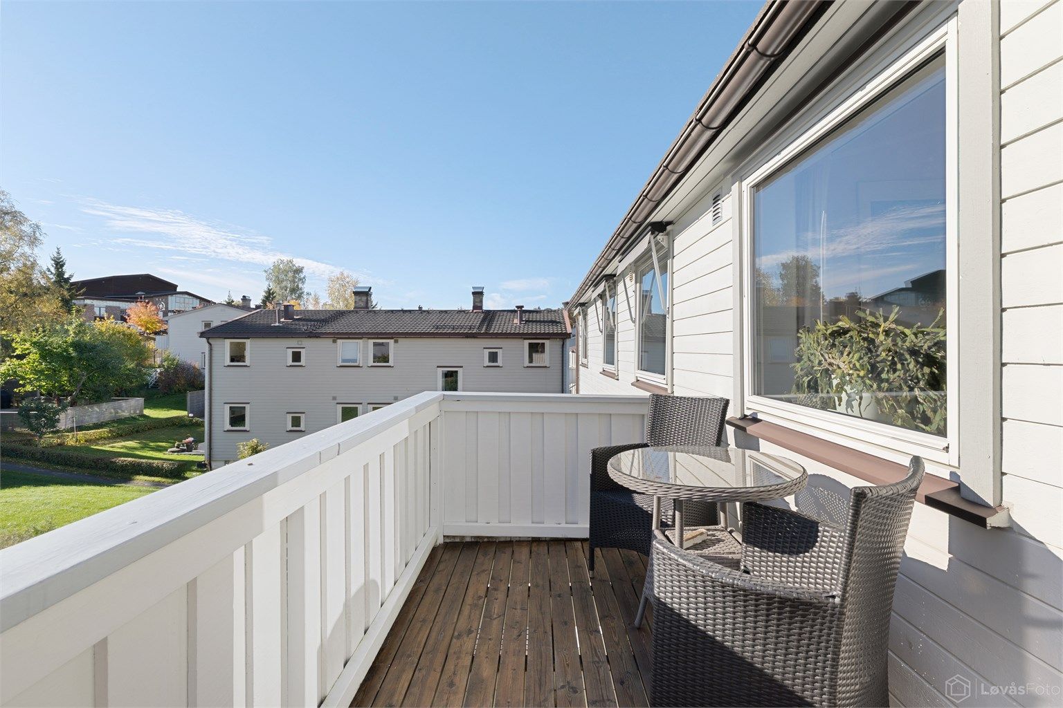 Balkongen ut fra stuen er sydvestvendt og har god plass til utemøbler.