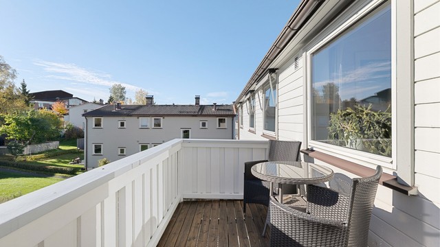 Balkongen ut fra stuen er sydvestvendt og har god plass til utemøbler.