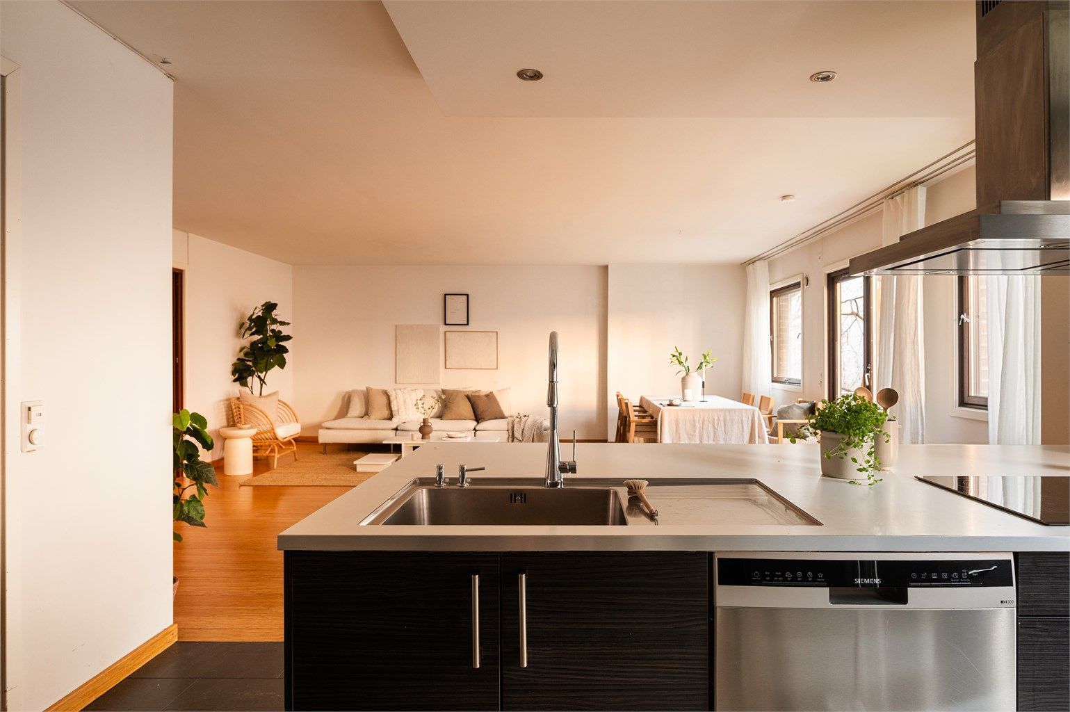 Kjøkkenet fra 2009 oppleves tidløst og har flere praktiske løsninger.