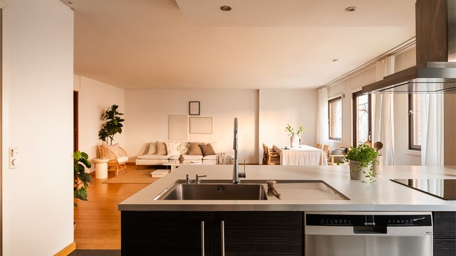 Kjøkkenet fra 2009 oppleves tidløst og har flere praktiske løsninger.