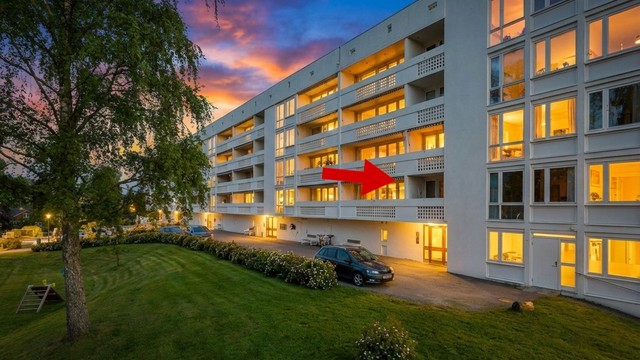 Leiligheten ligger i et hyggelig borettslag, rett ved T-banen på Haslum. Bildet er AI redigert