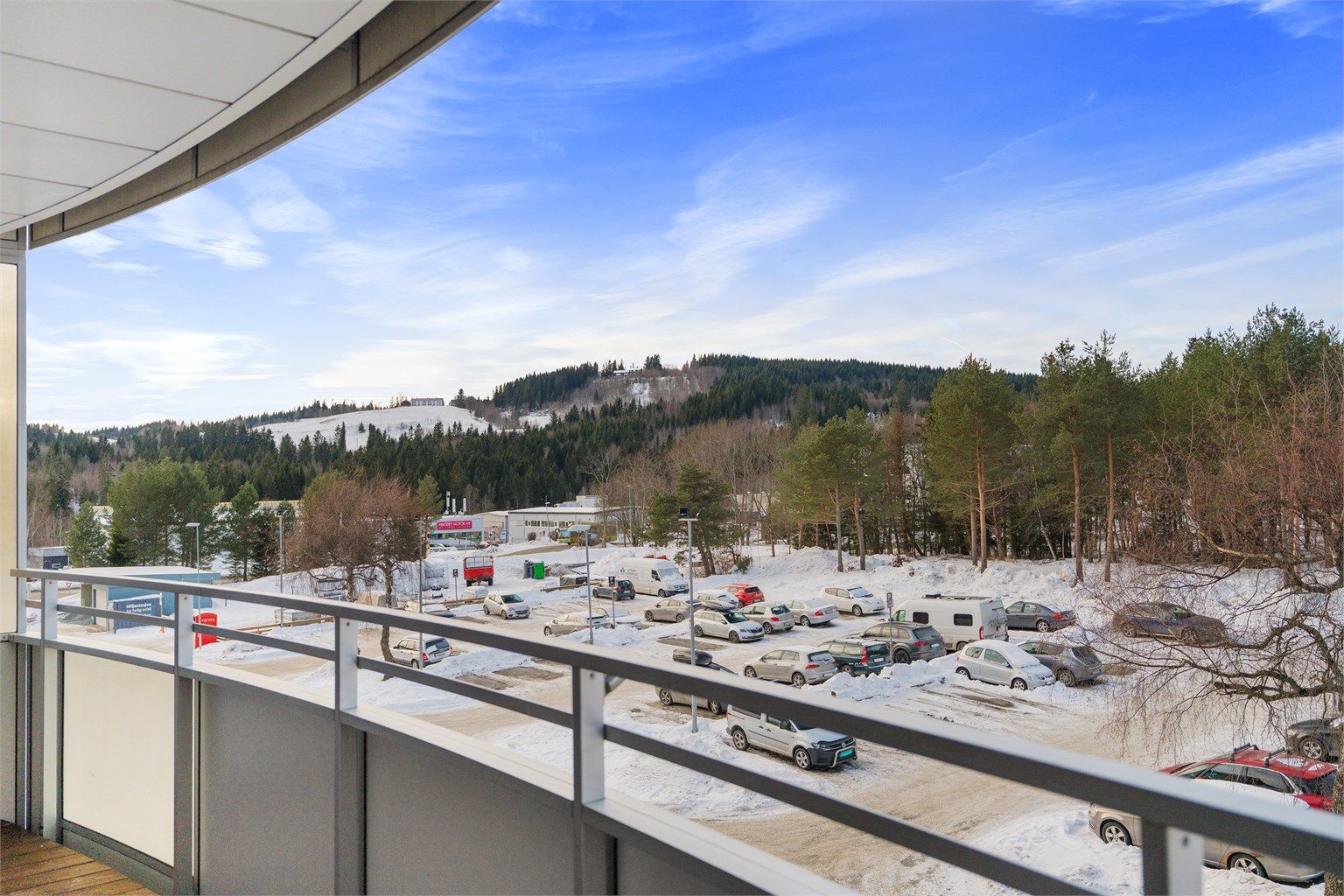  I tillegg til den naturskjønne beliggenheten, finner du et bredt utvalg av praktiske fasiliteter i nærområdet. Barnehager, skoler, dagligvarebutikker og idrettsanlegg er alle innen gangavstand, noe som gjør hverdagen enklere og mer praktisk.