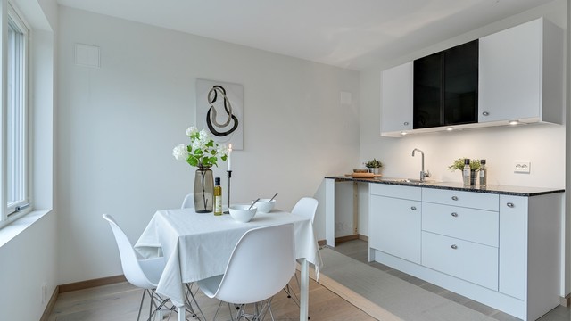 Kjøkkenløsningen er kompakt og funksjonell, med plass til en hyggelig spisekrok.