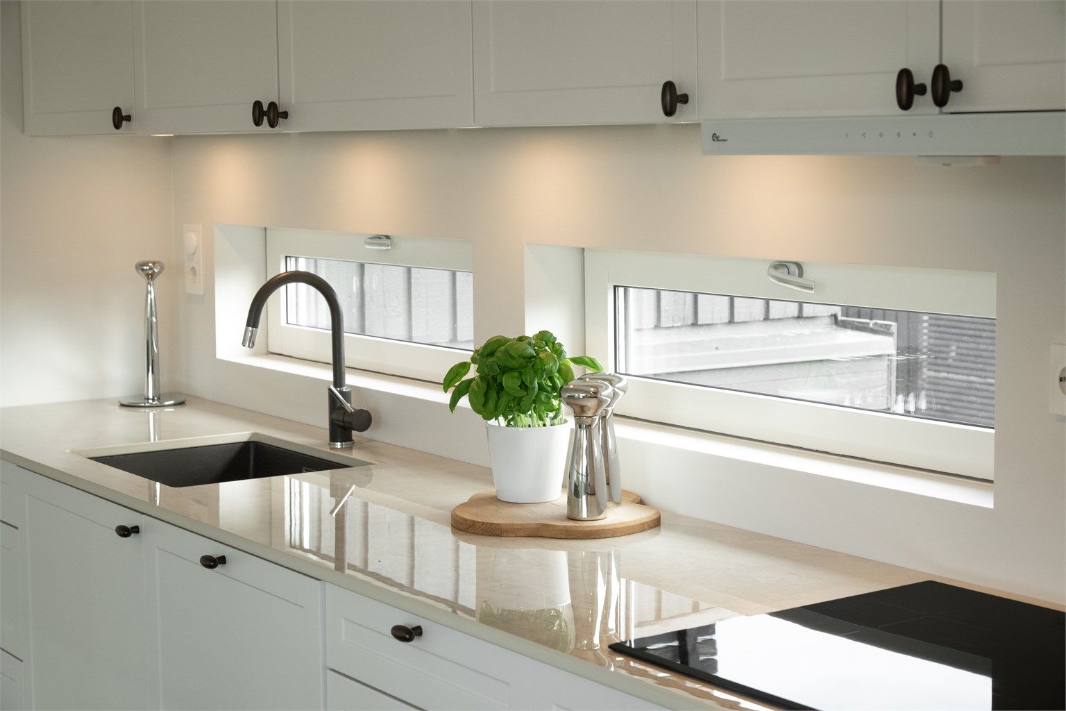 Kjøkkenet er utstyrt med underlimt oppvaskkum, nedfelt platetopp og integrerte hvitevarer.