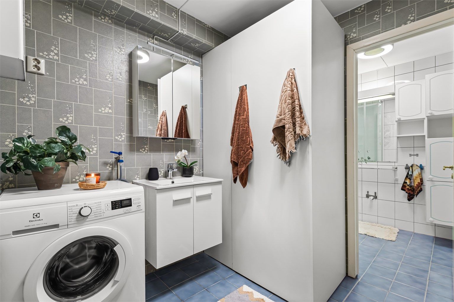 Vaskerom i tilknytning til badet. Deler av vaskerom/bad har fått TG3 og bør påregnes å renoveres