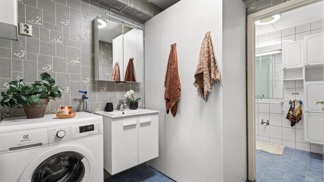 Vaskerom i tilknytning til badet. Deler av vaskerom/bad har fått TG3 og bør påregnes å renoveres