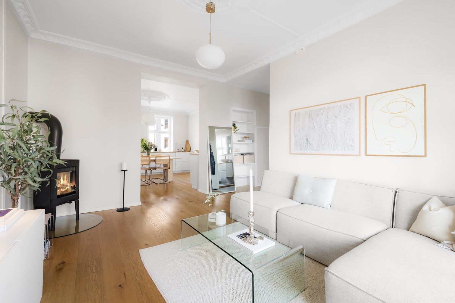 Tom Martinsen v/ Krogsveen har gleden av å presentere denne nydelige 2-roms leiligheten på populære og ettertraktede Grünerløkka! 