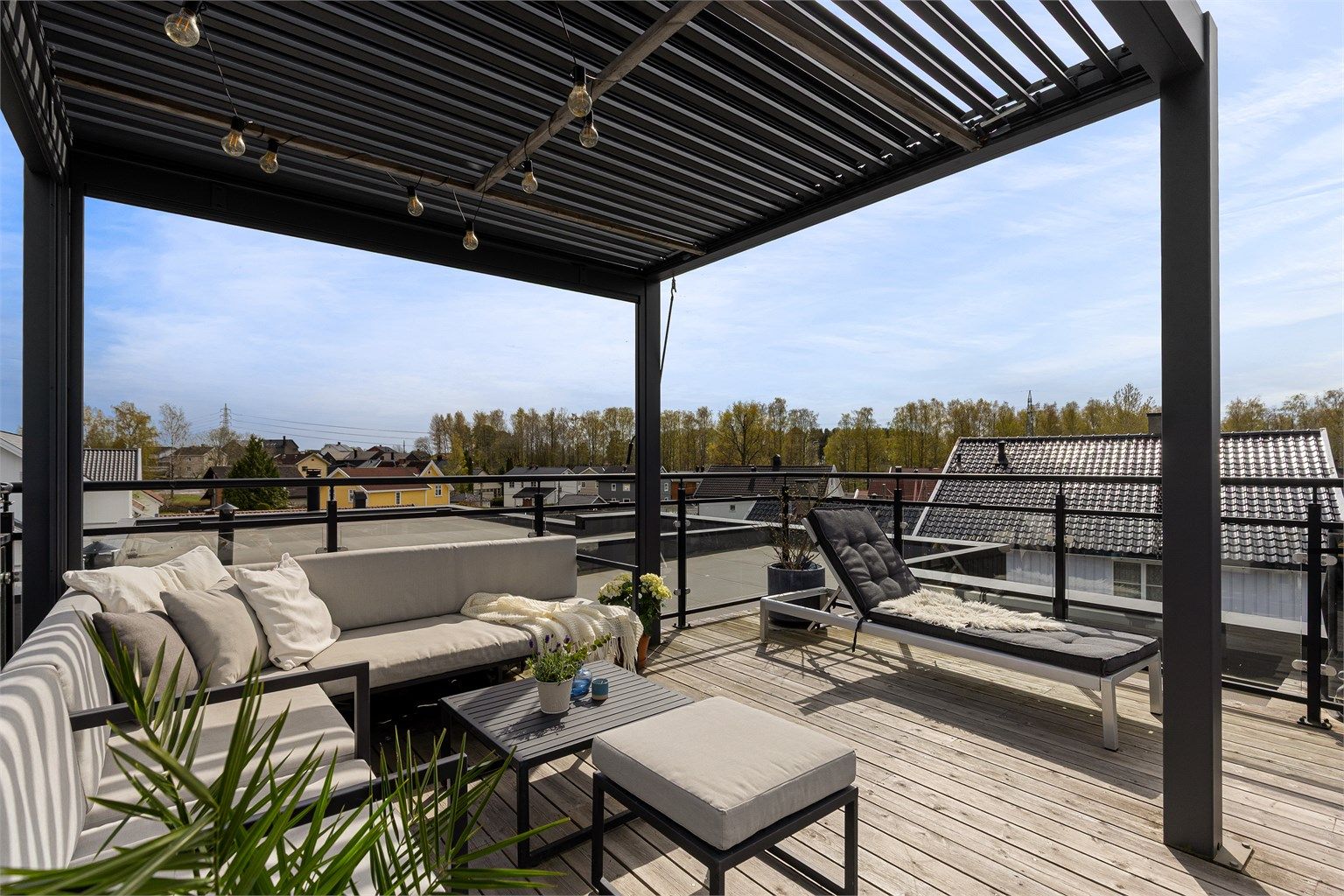 Boligen er innholdsrik, med blant annet takterrasse med pergola, kjeller med egen inngang og garasje med lader
i bygningskroppen. Foto: Petter Tanum/TanumFoto