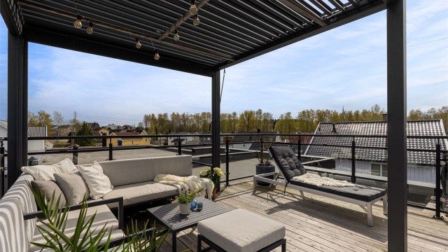 Boligen er innholdsrik, med blant annet takterrasse med pergola, kjeller med egen inngang og garasje med lader
i bygningskroppen. Foto: Petter Tanum/TanumFoto