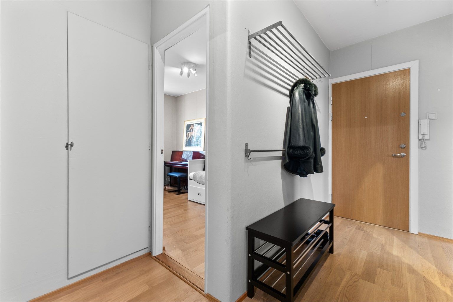 Innbydende entré i tilknytning til de fleste rommene i leiligheten.  