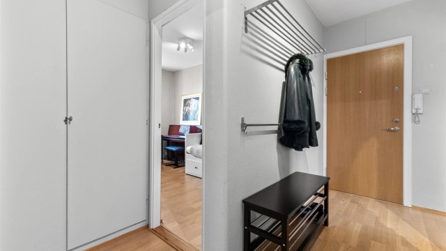 Innbydende entré i tilknytning til de fleste rommene i leiligheten.