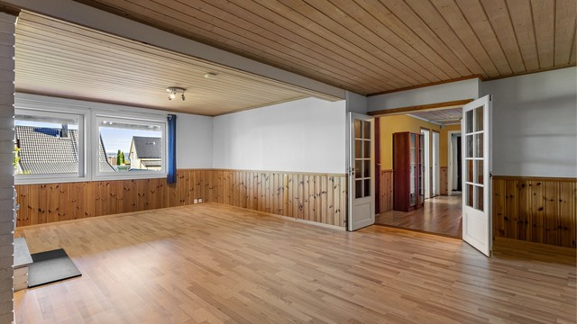 Peisstuen i underetasjen er et romslig, fleksibelt oppholdsrom.