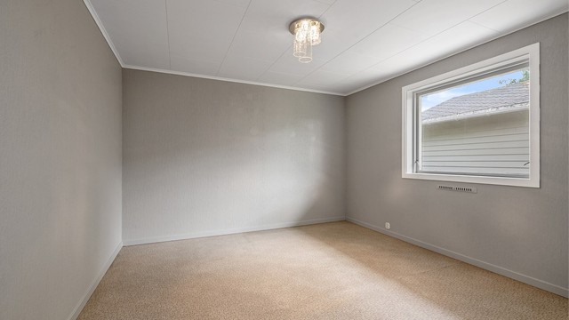 Rom i underetasjen har en blanding av malte flater, tapet og panel.
(rommet er ikke bruksendret og omsøkt)