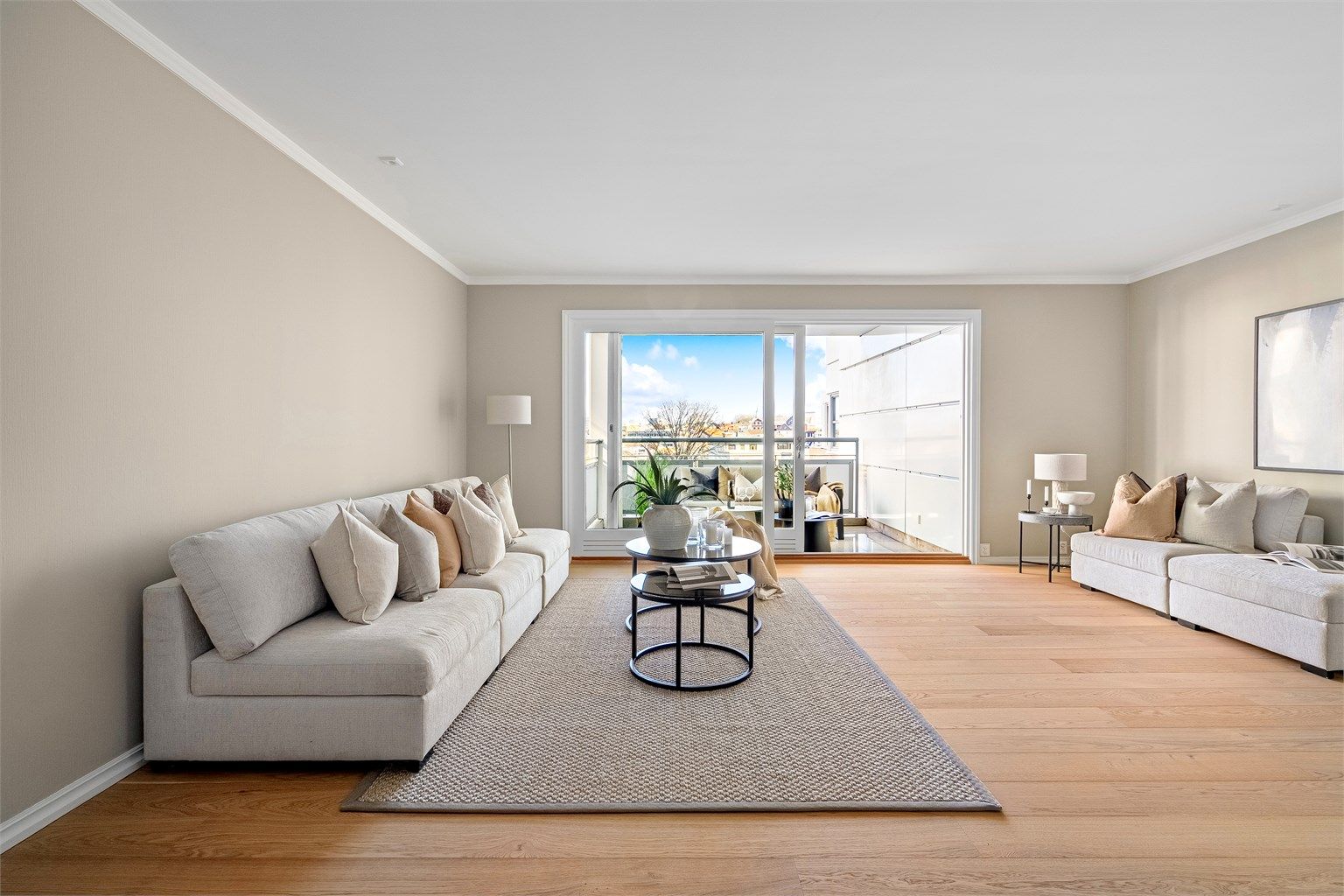  Det er ny flott enstavs parkett på gulv, nymalte vegger og nye lister. Fra stue er det utgang til overbygget balkong på 10 kvm med fliser, og hvor man har god plass til utemøbler. 