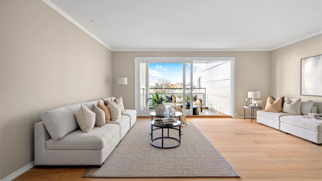 Det er ny flott enstavs parkett på gulv, nymalte vegger og nye lister. Fra stue er det utgang til overbygget balkong på 10 kvm med fliser, og hvor man har god plass til utemøbler.