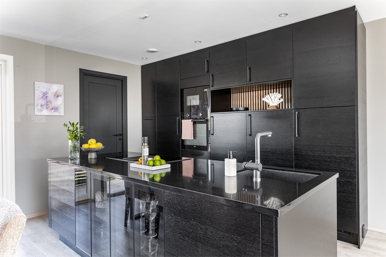 Kallumlia 20 presenteres av Krogsveen.
Kjøkkenets innredning er en lekker løsning fra Epoq som foruten sin rent praktiske funksjon også utgjør et iøynefallende møbel.