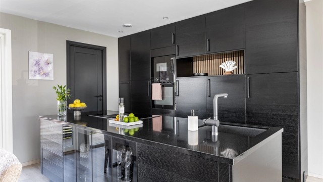 Kallumlia 20 presenteres av Krogsveen.
Kjøkkenets innredning er en lekker løsning fra Epoq som foruten sin rent praktiske funksjon også utgjør et iøynefallende møbel.