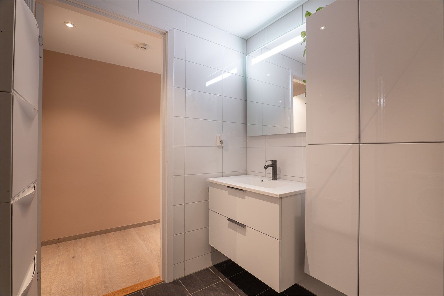 På badet er det varmekabler i gulvet. Leiligheten varmes ellers opp med radiator tilknyttet felles sentralvarmeanlegg.