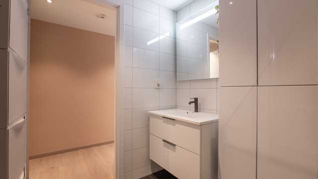På badet er det varmekabler i gulvet. Leiligheten varmes ellers opp med radiator tilknyttet felles sentralvarmeanlegg.