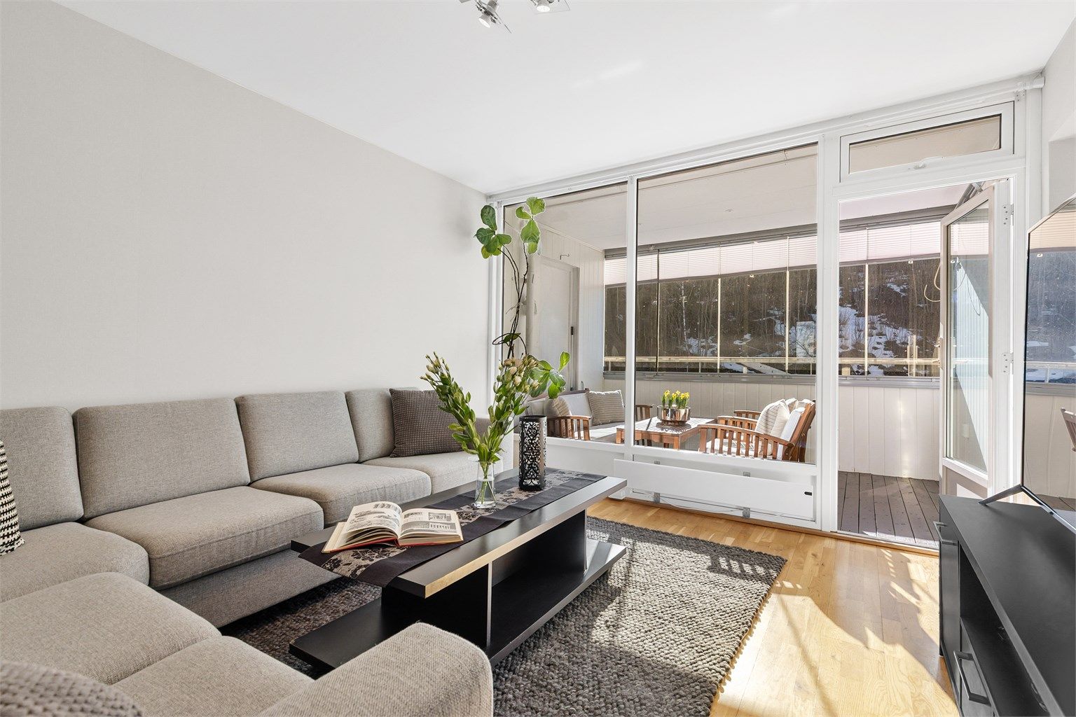 Velkommen til Fredbos vei 62, presentert av Terje Tveit i Krogsveen.

Lys og luftig stue med plass til sittegruppe, TV-område og spisebord.