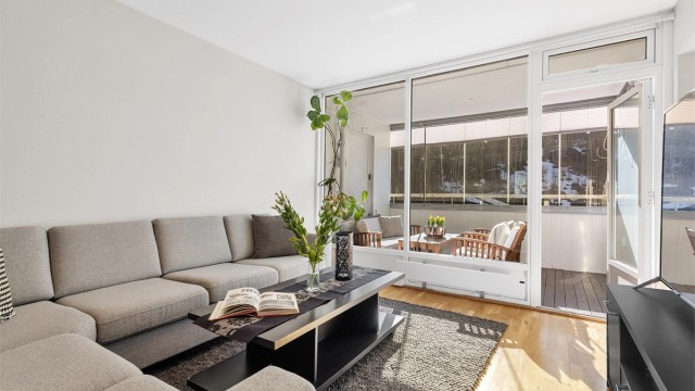 Velkommen til Fredbos vei 62, presentert av Terje Tveit i Krogsveen.
Lys og luftig stue med plass til sittegruppe, TV-område og spisebord.