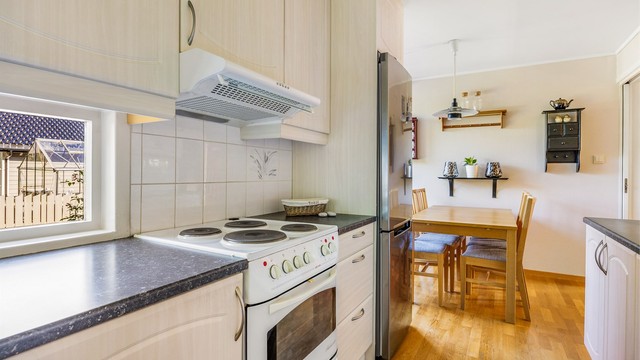 Kjøkkenet er oppgradert i 2015 med nye fronter og laminat benkeplate.