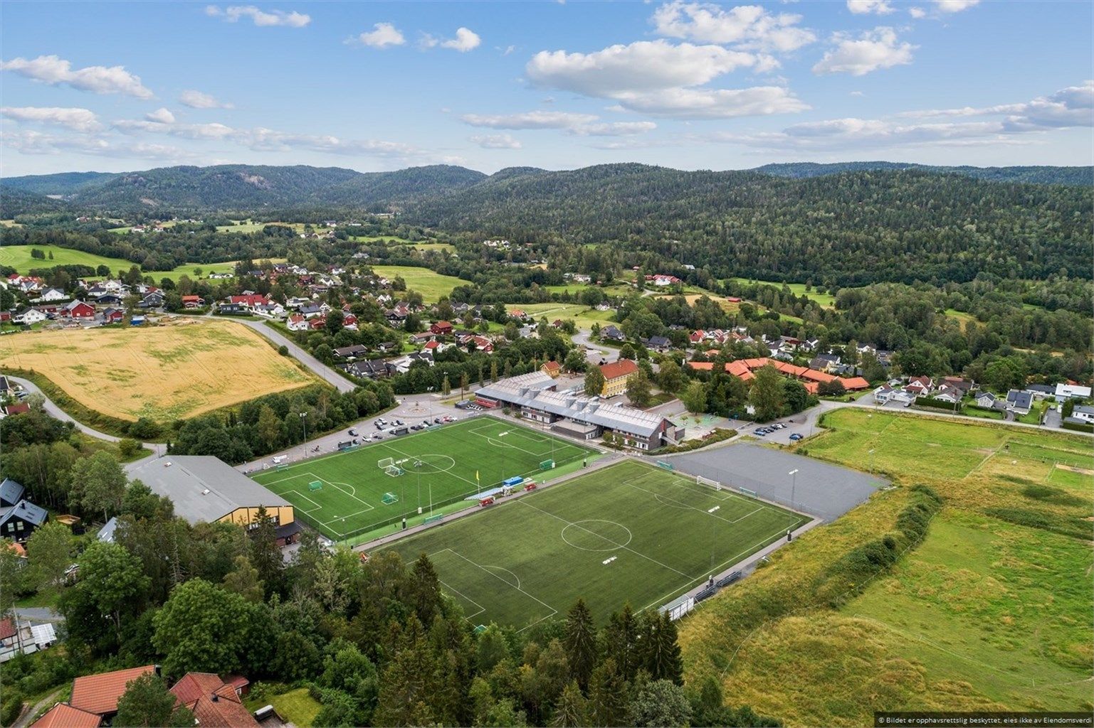 Lommedalen og Bærums Verk har et stort og variert tilbud når det gjelder barneidrett, som f.eks. håndball, fotball, golf, ski, alpin, tennis og riding, så her er det noe for enhver smak