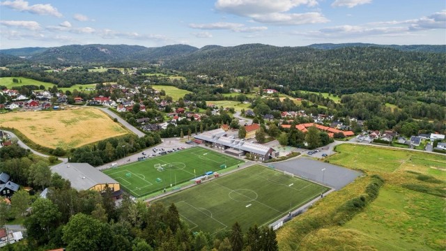 Lommedalen og Bærums Verk har et stort og variert tilbud når det gjelder barneidrett, som f.eks. håndball, fotball, golf, ski, alpin, tennis og riding, så her er det noe for enhver smak