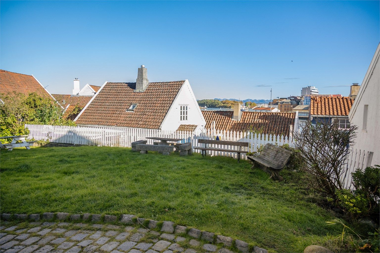 Grønne lunger og sitteplasser i nabolaget innbyr til opphold.
