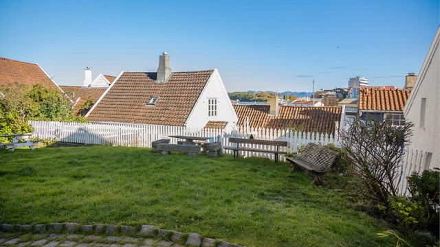 Grønne lunger og sitteplasser i nabolaget innbyr til opphold.