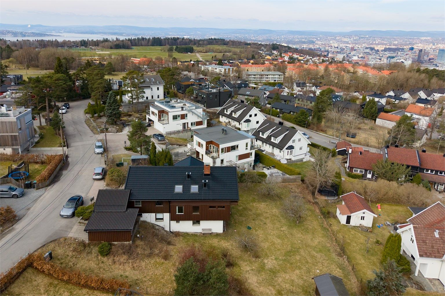 Boligen ligger i et rolig og populært nabolag på Ekeberg med både eldre og nyere boliger.