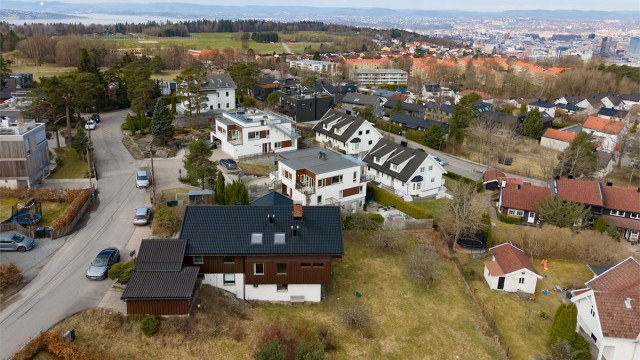 Boligen ligger i et rolig og populært nabolag på Ekeberg med både eldre og nyere boliger.