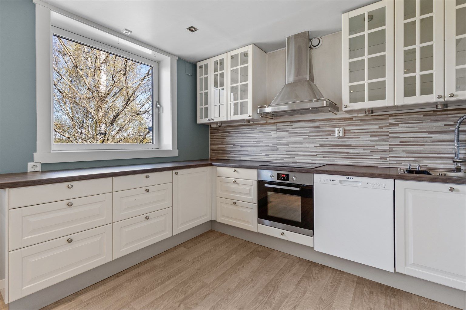 Planløsningen består av en romslig entré, baderom og separat wc, to soverom og kjøkken/stue.