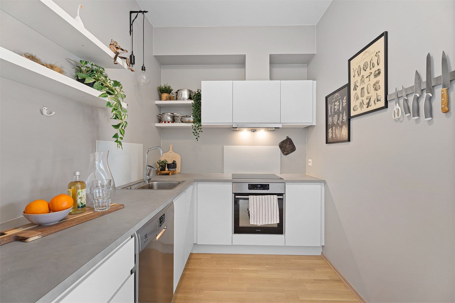 Det medfølger integrerte hvitevarer som koketopp, stekeovn, kjøleskap/frys samt frittstående oppvaskmaskin. 