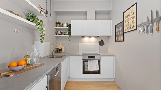 Det medfølger integrerte hvitevarer som koketopp, stekeovn, kjøleskap/frys samt frittstående oppvaskmaskin.