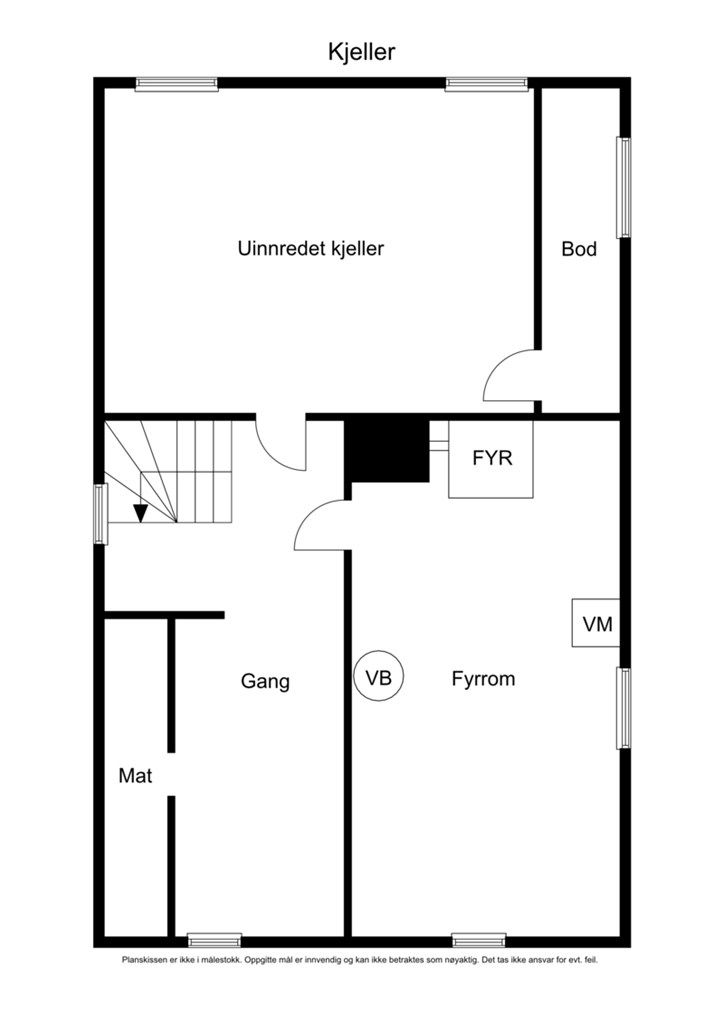 Kjelleren inneholder flere boder, fyrrom/vaskerom og matkjeller, og byr på rikelig med lagringsplass.