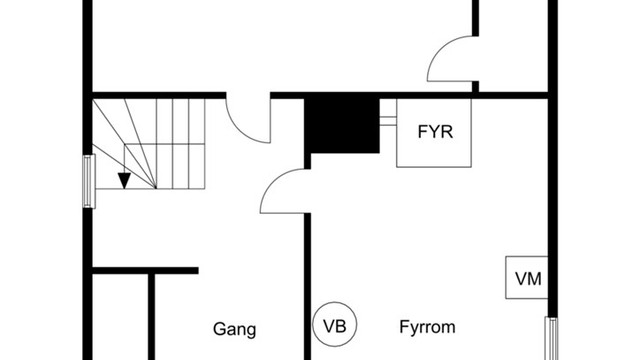 Kjelleren inneholder flere boder, fyrrom/vaskerom og matkjeller, og byr på rikelig med lagringsplass.