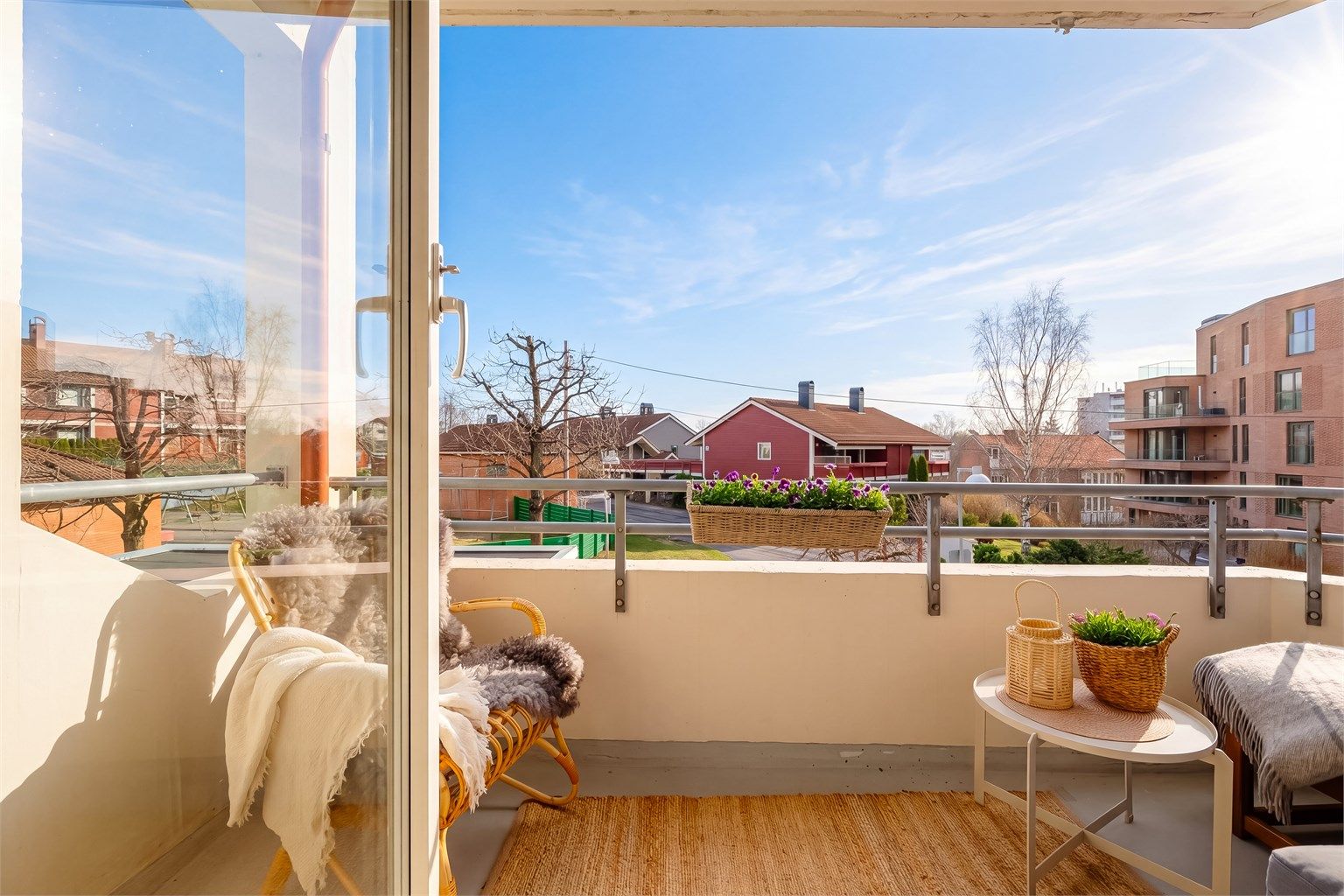 Balkongen er på 6 kvm og er sydøstvendt. Innred med sofagruppe, stoler og bord. 