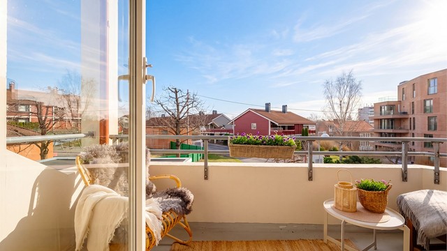 Balkongen er på 6 kvm og er sydøstvendt. Innred med sofagruppe, stoler og bord.