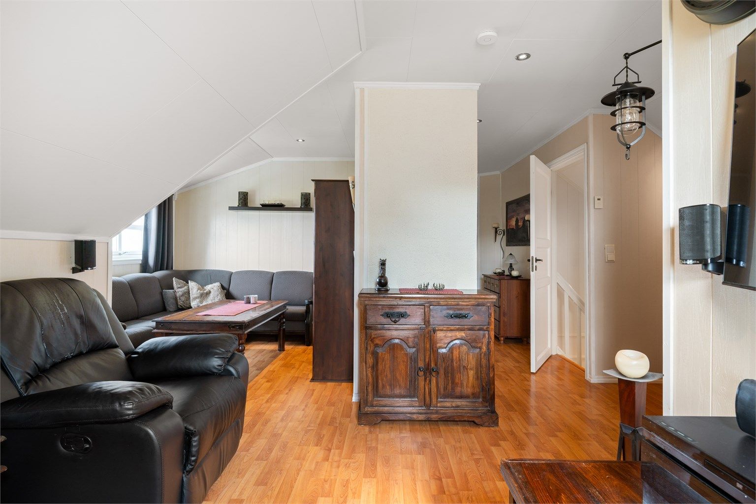 Loftsetasjen består av stue, kjøkken, gang, bad, soverom og kneloft. 