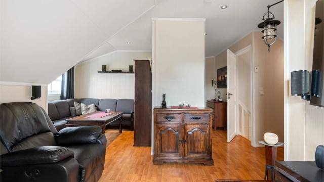 Loftsetasjen består av stue, kjøkken, gang, bad, soverom og kneloft.