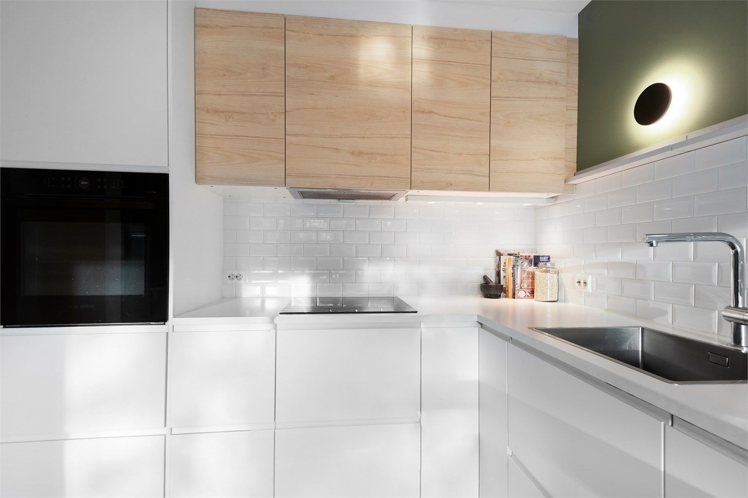 Integrert stekeovn og induksjonstopp fra Bosch, samt oppvaskmaskin og kjøl/frys fra Ikea.