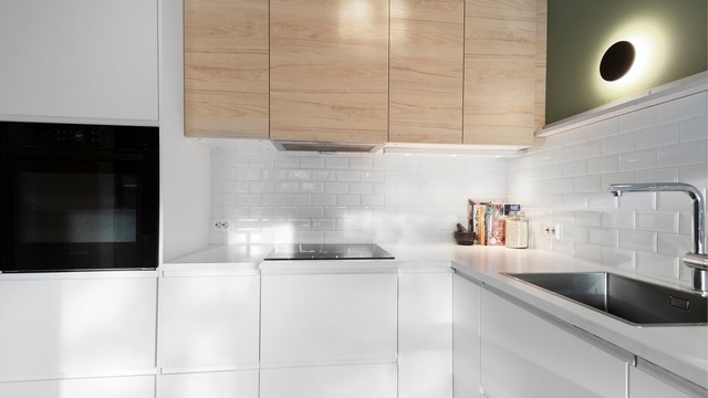 Integrert stekeovn og induksjonstopp fra Bosch, samt oppvaskmaskin og kjøl/frys fra Ikea.