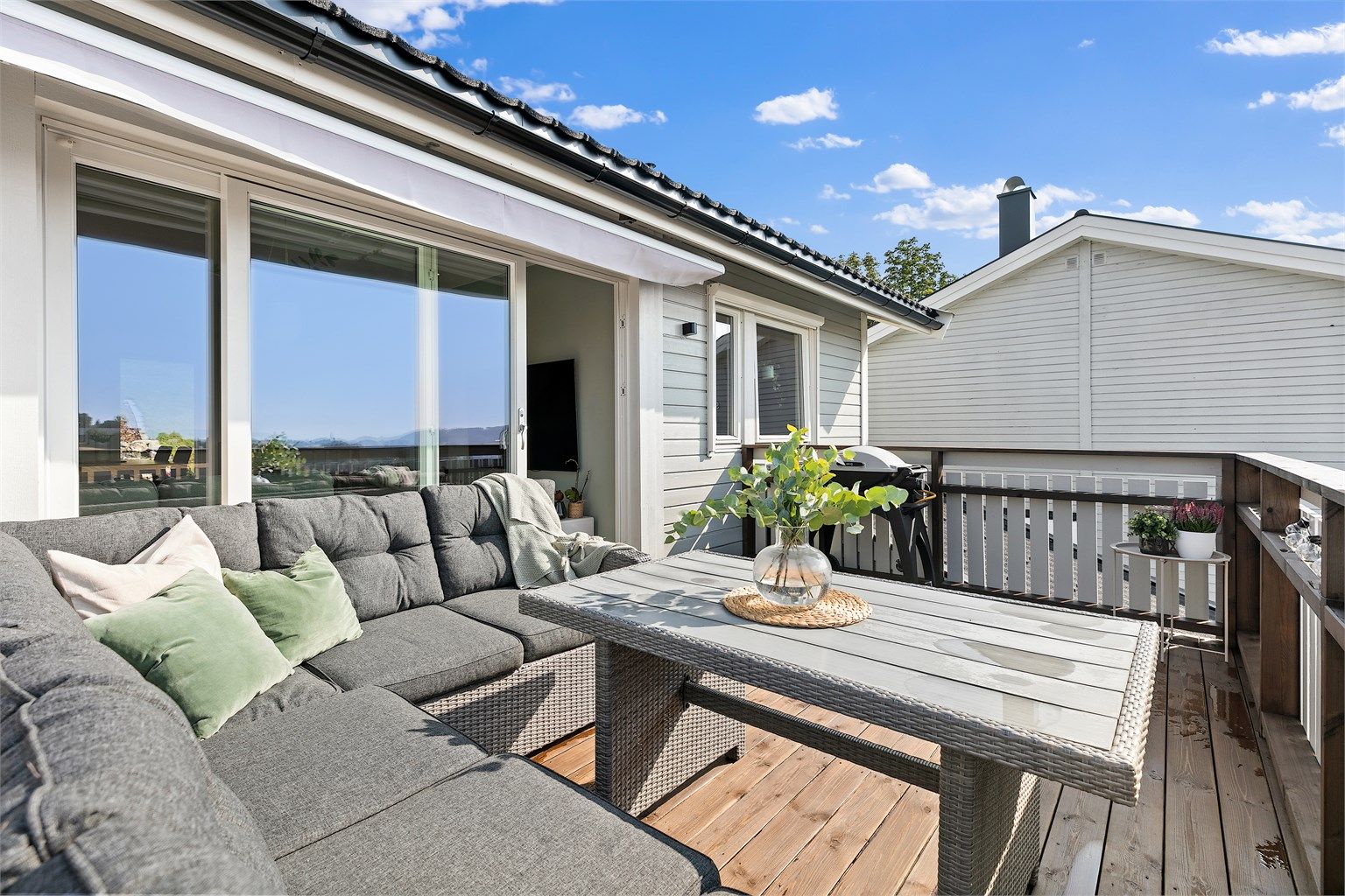 Balkongen i etasjen over har god plass til utemøbler og byr på hyggelige uteplasser.