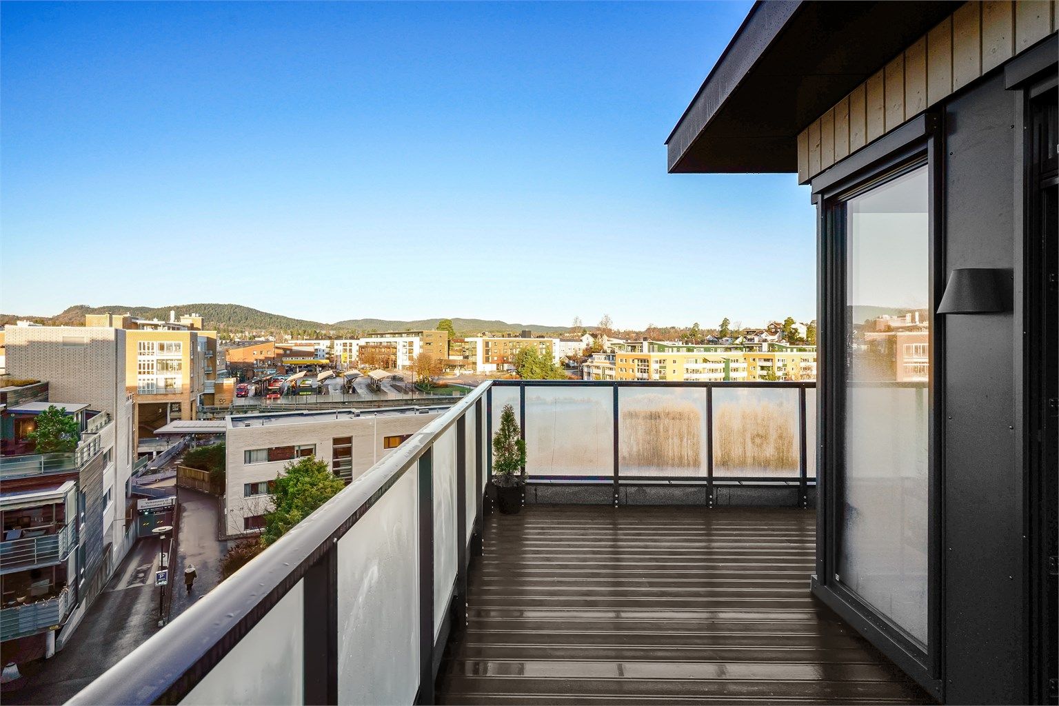 Balkongen strekker seg over to sider av leiligheten og har gode solforhold.
